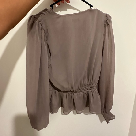 V neck smocked cuff peplum top - Picture 4 of 6